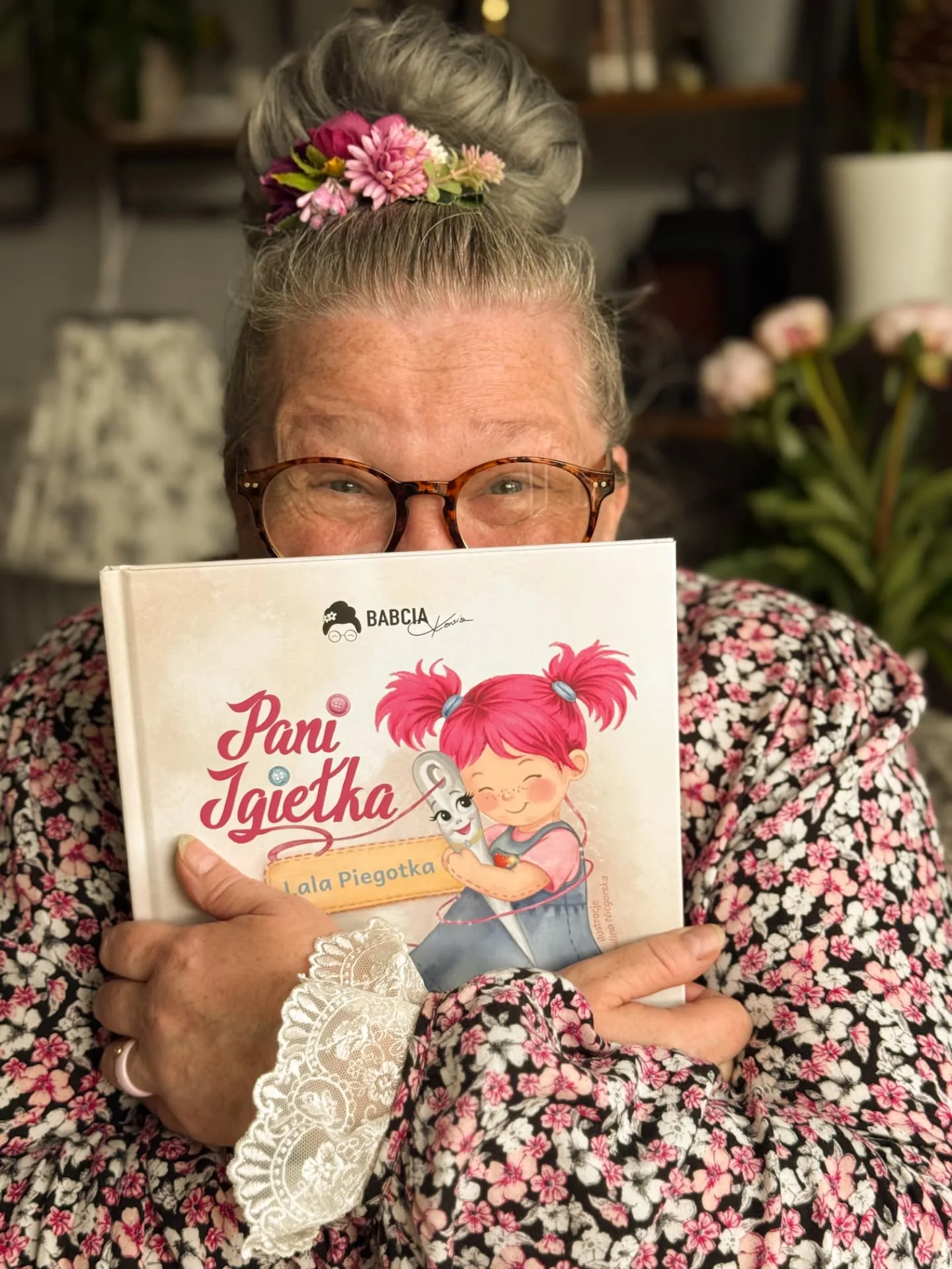 Babcia Kasia trzymająca książkę Pani Igiełka. Lala Piegotka